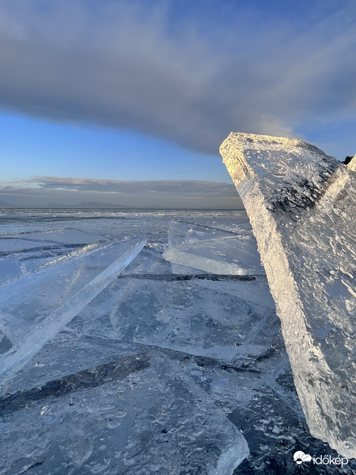Tükörjégnek annyi….. 