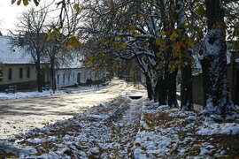 Naplemente különös fényt ad a havas utcának 