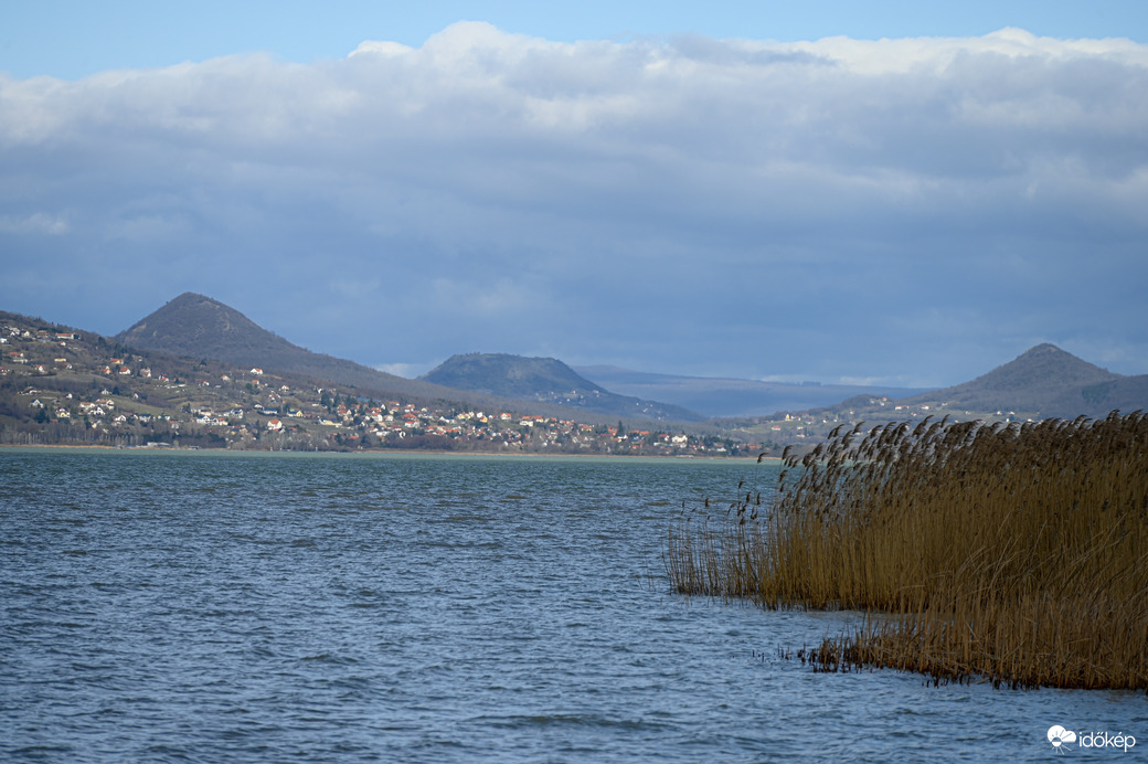 Pár felhő még akad, de csak játszanak az égen. 