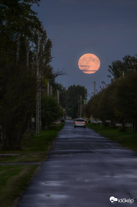 Meg kellett állni…. Mert a visszapillantó tükörben ezt láttam. 
