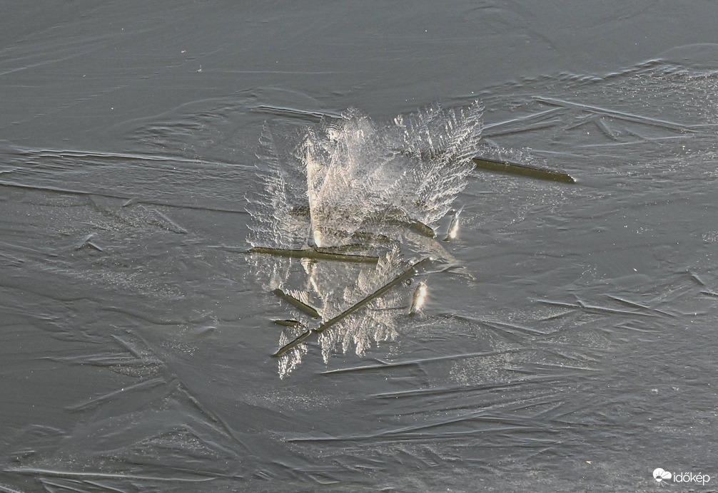 Balaton vékony jegén 
