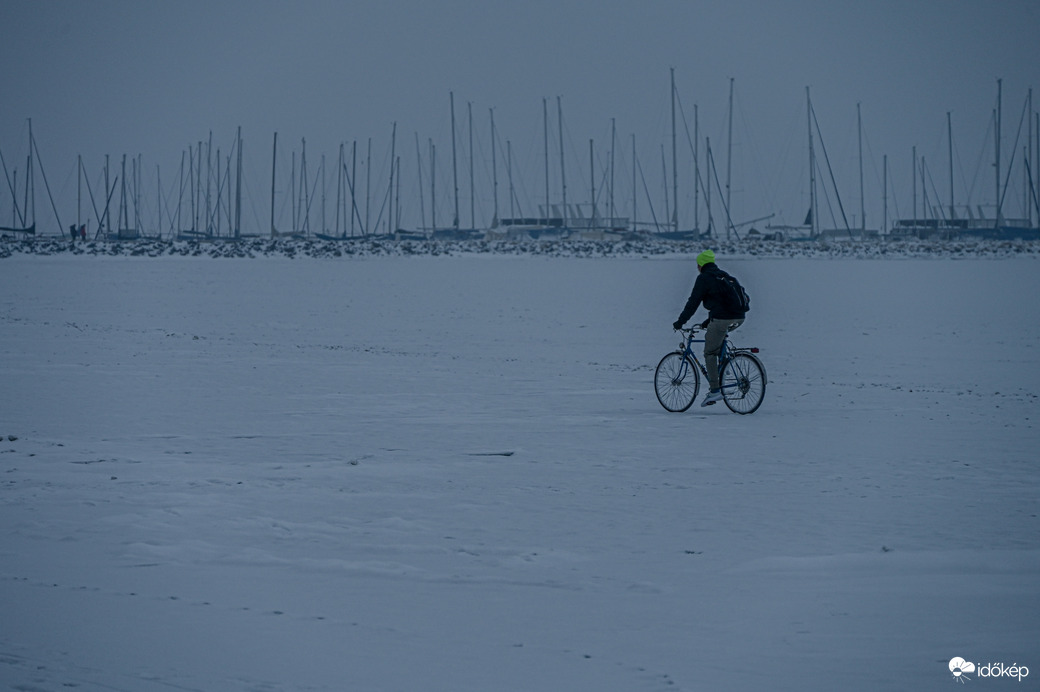Igen, ott egy bringás a jégen………… 