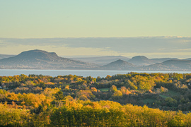 Hajnali megvilágításban a dombok 
