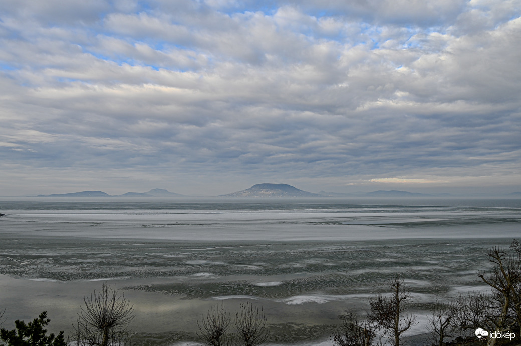  A magasból is  jól latszik: Olvadunk 
