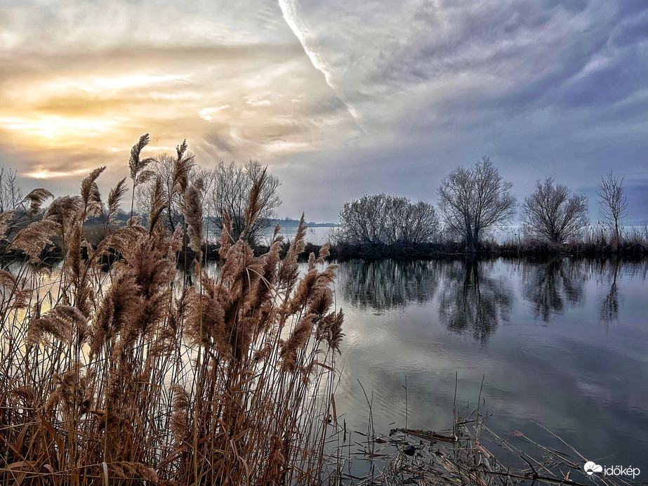 Ma este selyembe burkolódzott a tó 
