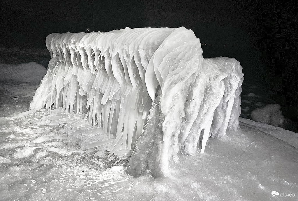 Jégkirálynő trónja éjjel 