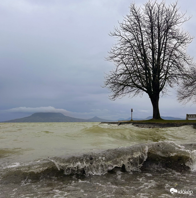 Badacsony felhősapkában …. 