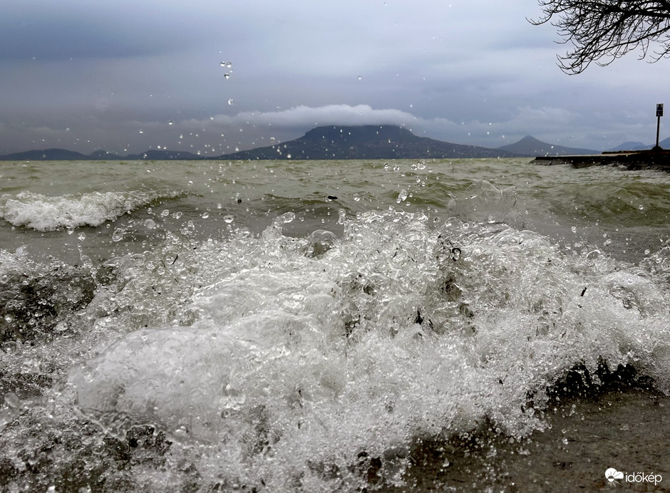 Badacsony felhősapkában …. 