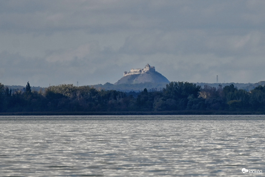 Tiszta időben Sümeg vára is látszik Balatonfenyvesről  