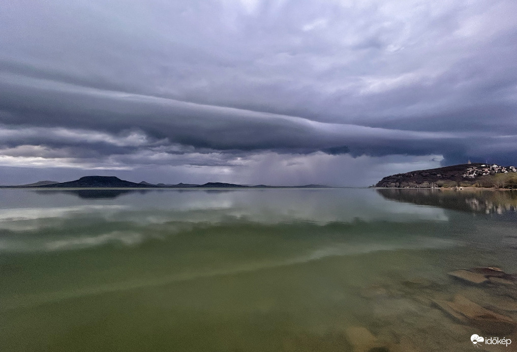 …és akkor Badacsony felől úszott egy nagy krokodil és hamm be kapta a fonyódi hegyet…. 