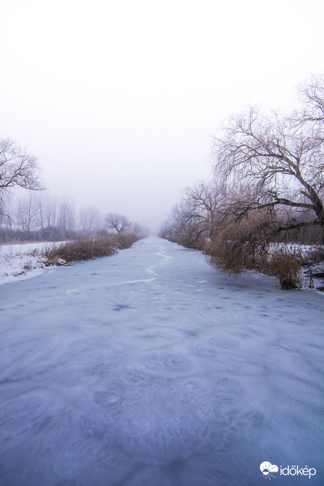 Tél és befagyott csatorna