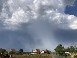 Szamosdaráról így látszódott az első felvonás háta.