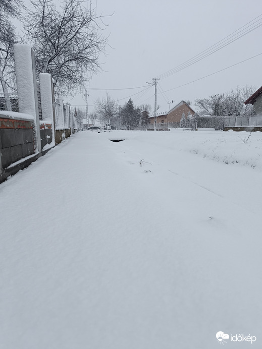 Meg érkezett ide a határ túloldalára is a havazás.