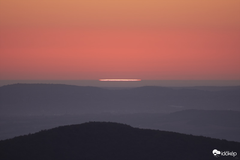 Napkelte előtti délibáb jelenség, a Novaja Zemlja Effect, Dobogókőn fotózva.