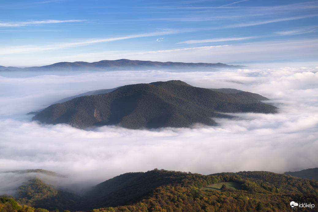 A Szent Mihály-hegy térségét körülölelő ködtenger, Prédikálószéken fotózva. 
