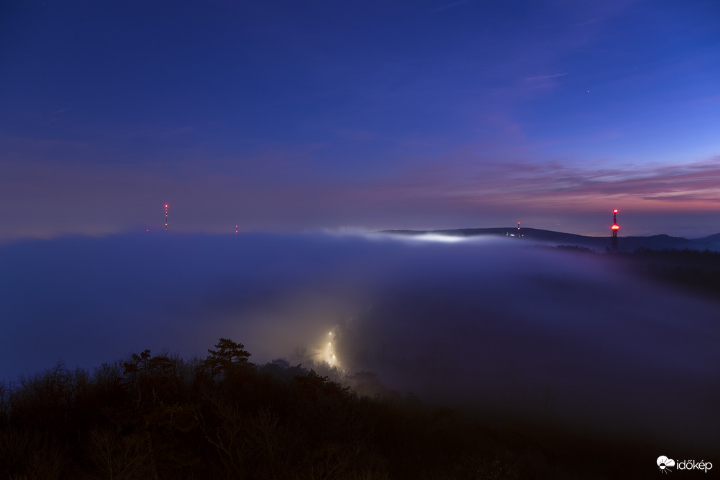 Normafa környékét beborító ködtenger kék órában, János-hegyen fotózva.