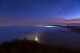 Normafa környékét beborító ködtenger kék órában, János-hegyen fotózva.