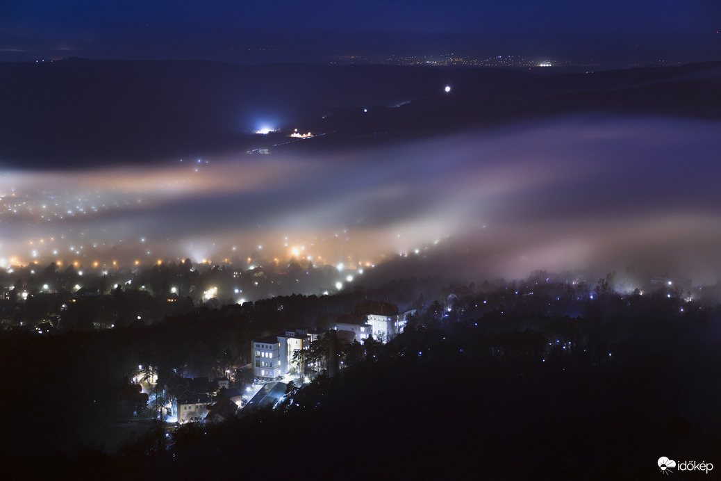 Látványos ködhullám Budakalászon, melyet a település fényei varázsoltak színessé.