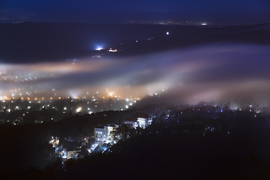 Látványos ködhullám Budakalászon, melyet a település fényei varázsoltak színessé.