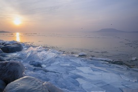 Jeges hangulatkép a naplementében, Balatonbogláron.