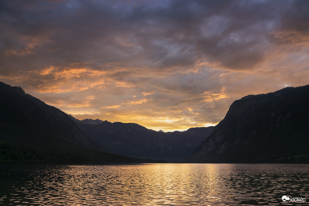 Alásütős naplemente a Bohinji-tónál, Szlovéniában