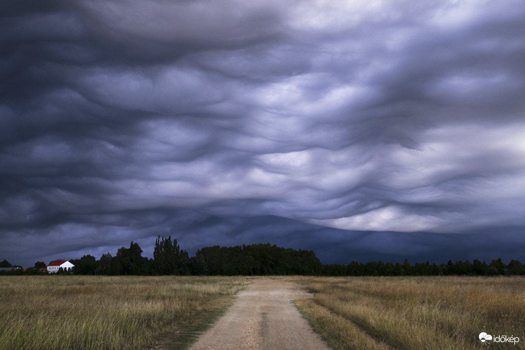 Látványos Asperitas felhők uralma Budapesten