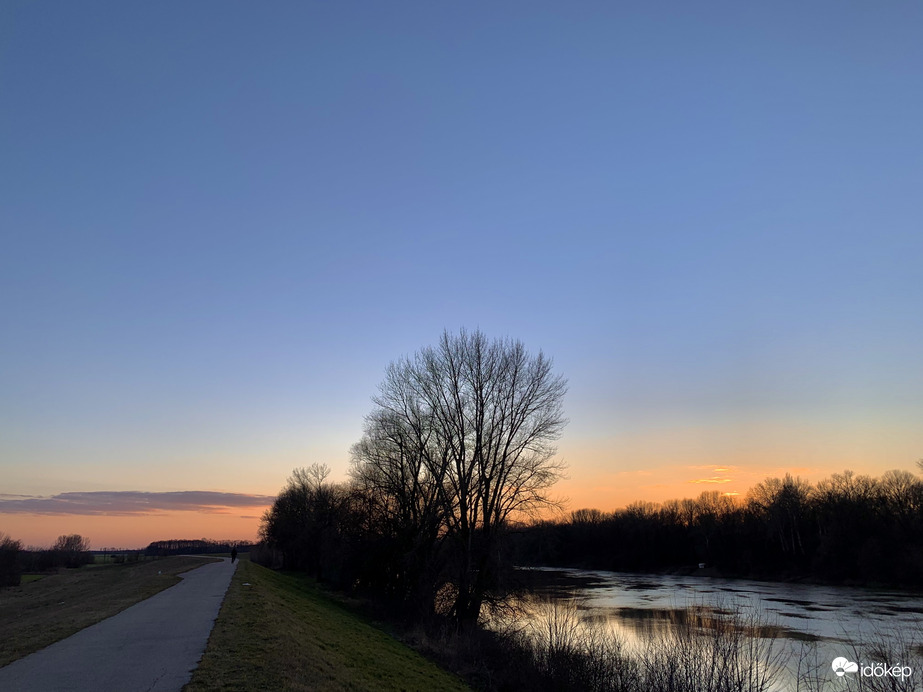 Kora este a töltésen