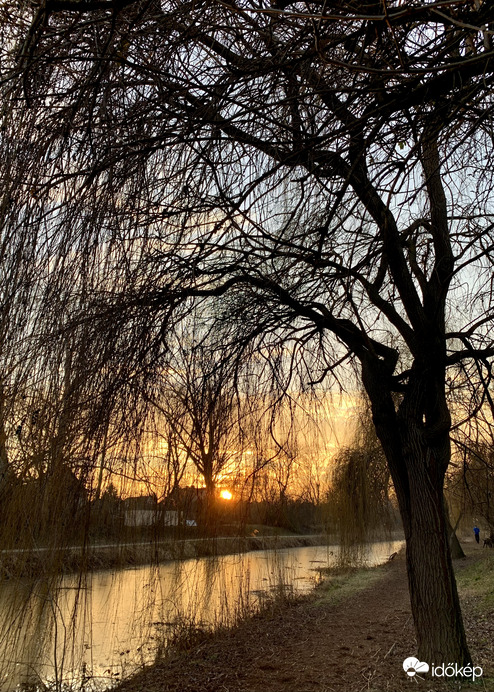 Nap búcsúja a holtágon