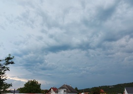 Közeledik. Balatongyörökön száraz zivatar.