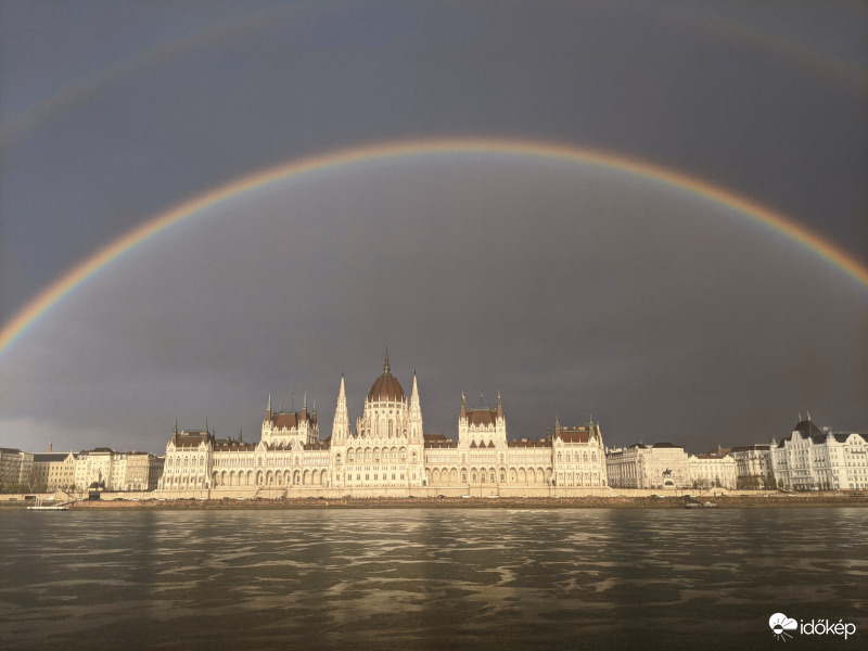 Szivárvány a Parlament felett