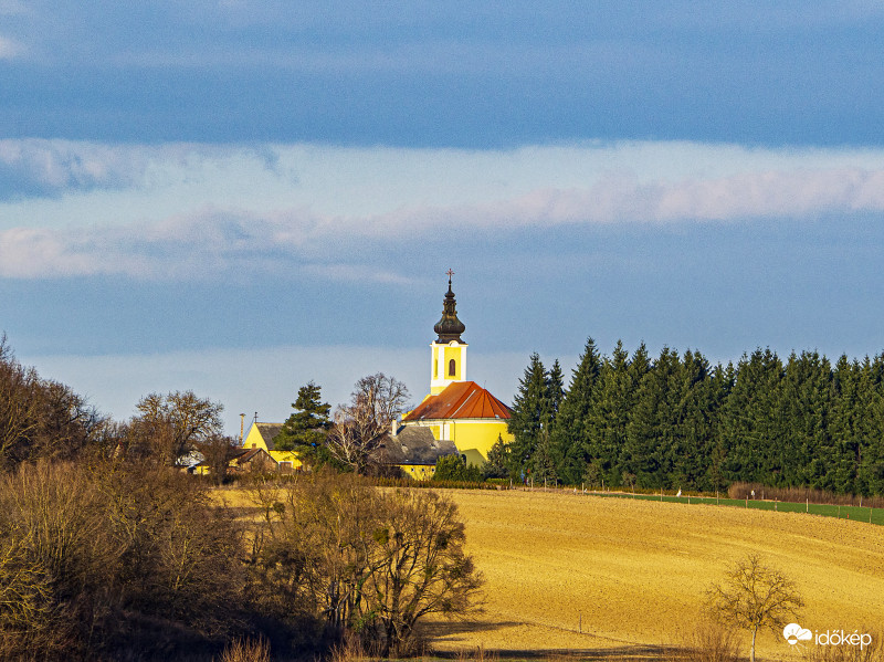 Templom a domboldalon