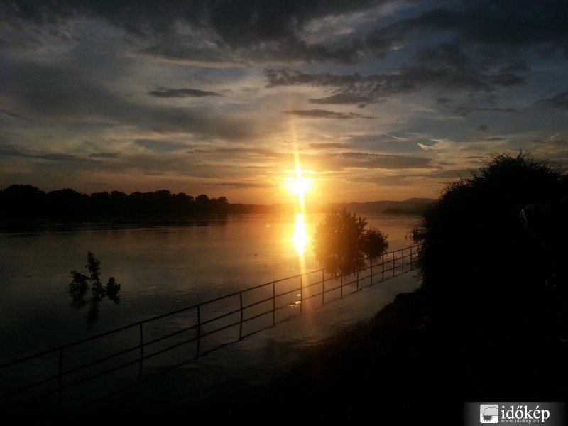 A Nap lemegy az árvízbe