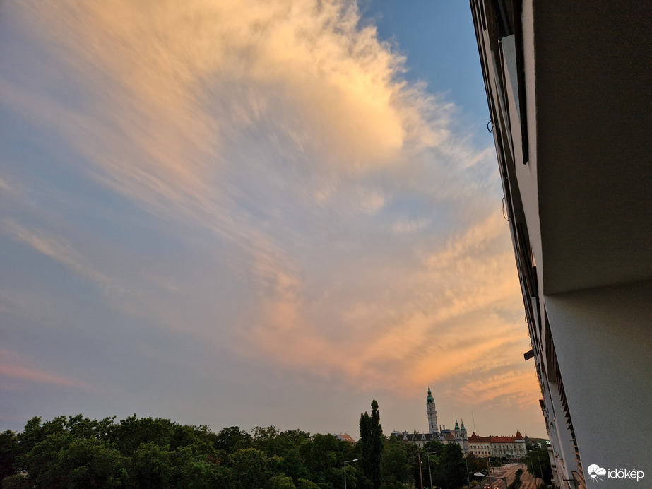 A lemenő nap felhői