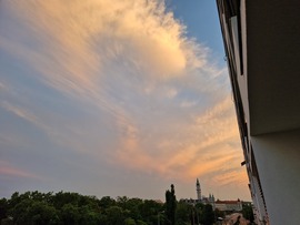 A lemenő nap felhői