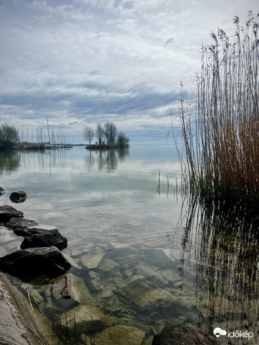 Mai napos-felhős Balaton-part