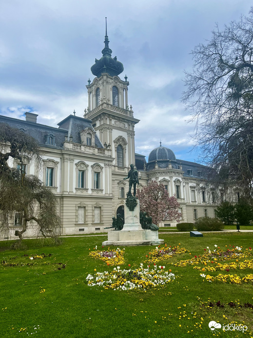 A sok eső után zöldellő, virágzó természet