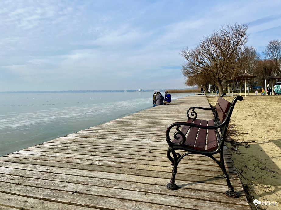 Napsütéses, jeges szombat délelőtt a gyenesdiási strandon