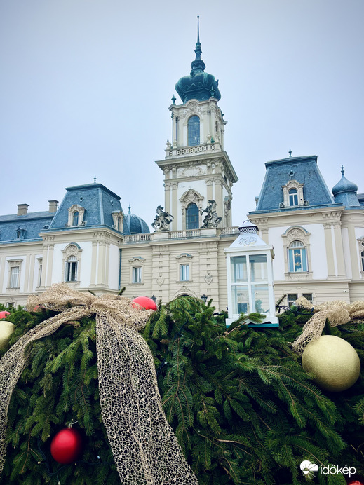 A ködös szürke időt feldobja a Festetics kastély adventi koszorúja