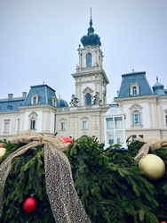 A ködös szürke időt feldobja a Festetics kastély adventi koszorúja