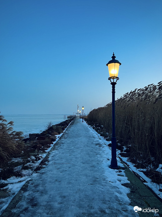 Szeles, fagyos györöki móló