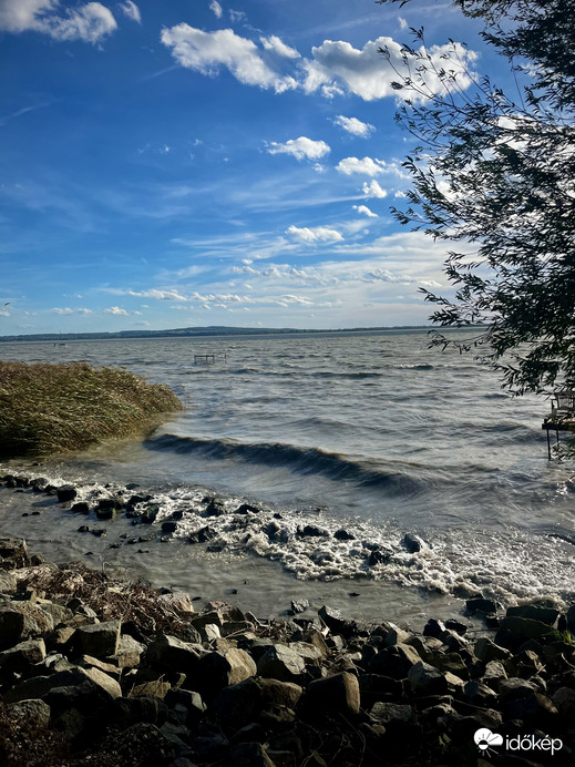 Hullámzó Balaton vasárnap délután Vonyarcvashegynél