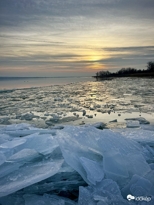 Jeges Balaton a györöki mólón