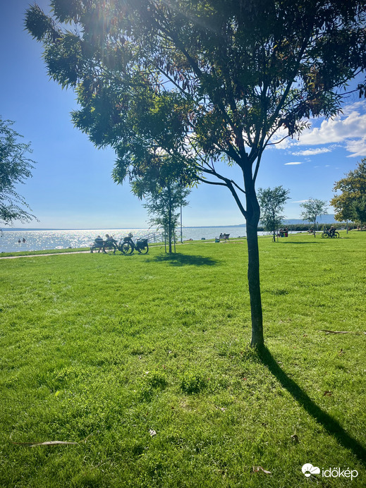 Fürdőzők, bringàsok is akadnak a szigligeti strandon