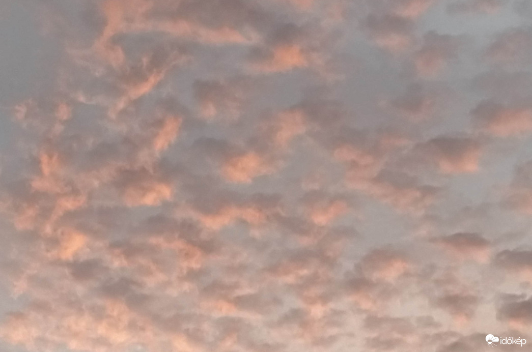 Naplemente színeit átvevő felhők