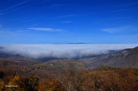 Hömpölyög a köd a pilisi hegyek között, felette ragyogóan tiszta égbolttal