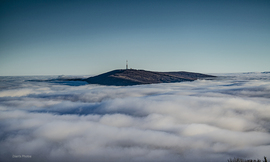 A Kékes csúcsa a felhőréteg felett