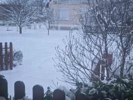 Tengelicen már a kapú allját ellérte a hó