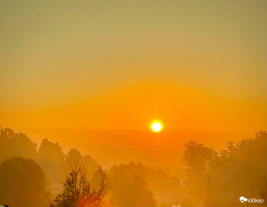 Ködös homályban ébred az új nap