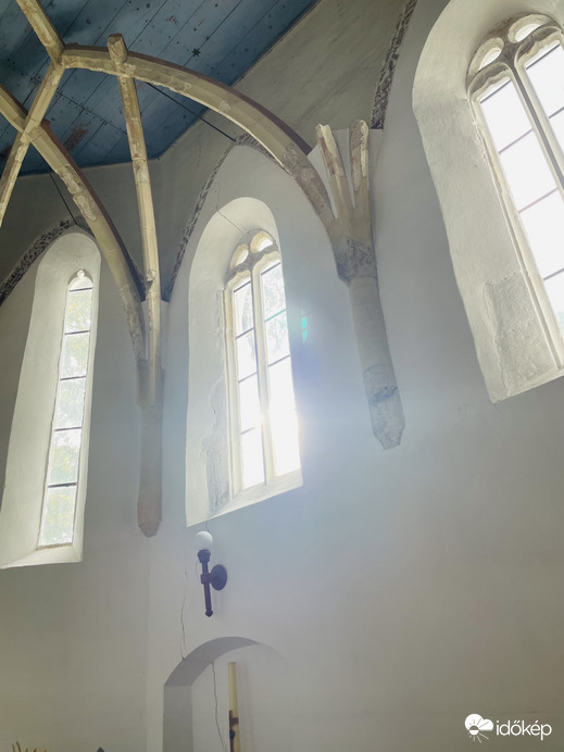 Templomba bekukucskált a nap:)