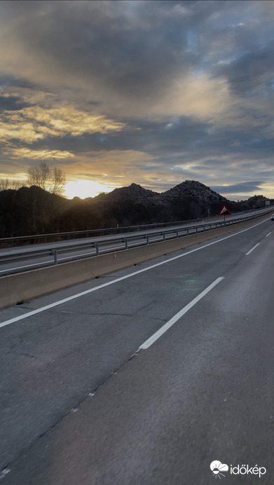 Napkelte Spanyolországban:) Hozzá fűzném, hogy Madrid előtt kb 90 kilométerrel szűnt meg a havazás! De végig Franciaországban és belépve Spanyolországban is végig esett a hó!   